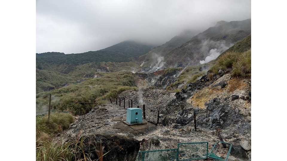 建議書估算，2050年淺層地熱裝置容量可達676-926MW，深層地熱則約7.5-12GW，平均年發電量605億度。圖為金山萬里焿仔坪地熱徵兆區。資料照。攝影：王守誠。